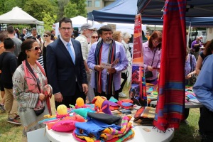 chief-guest-and-pakistan-high-commissioner-at-handlooms-stall